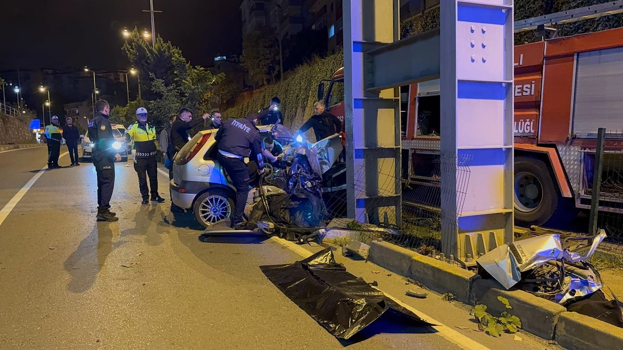 ust-gecidin-ayagina-carpan-otomobil-hurda-yiginina-dondu-2-olu
