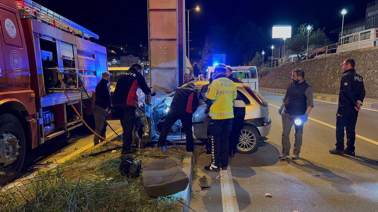 ust-gecidin-ayagina-carpan-otomobil-hurda-yiginina-dondu-2-olu
