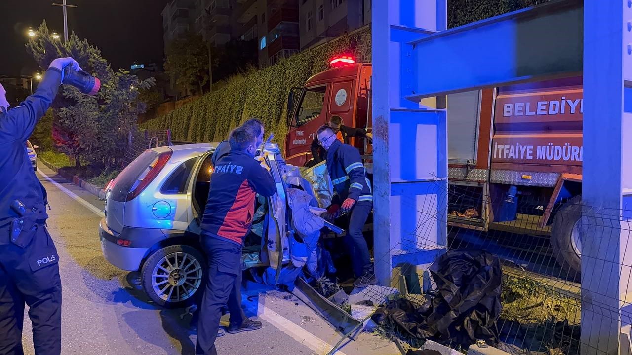 ust-gecidin-ayagina-carpan-otomobil-hurda-yiginina-dondu-2-olu