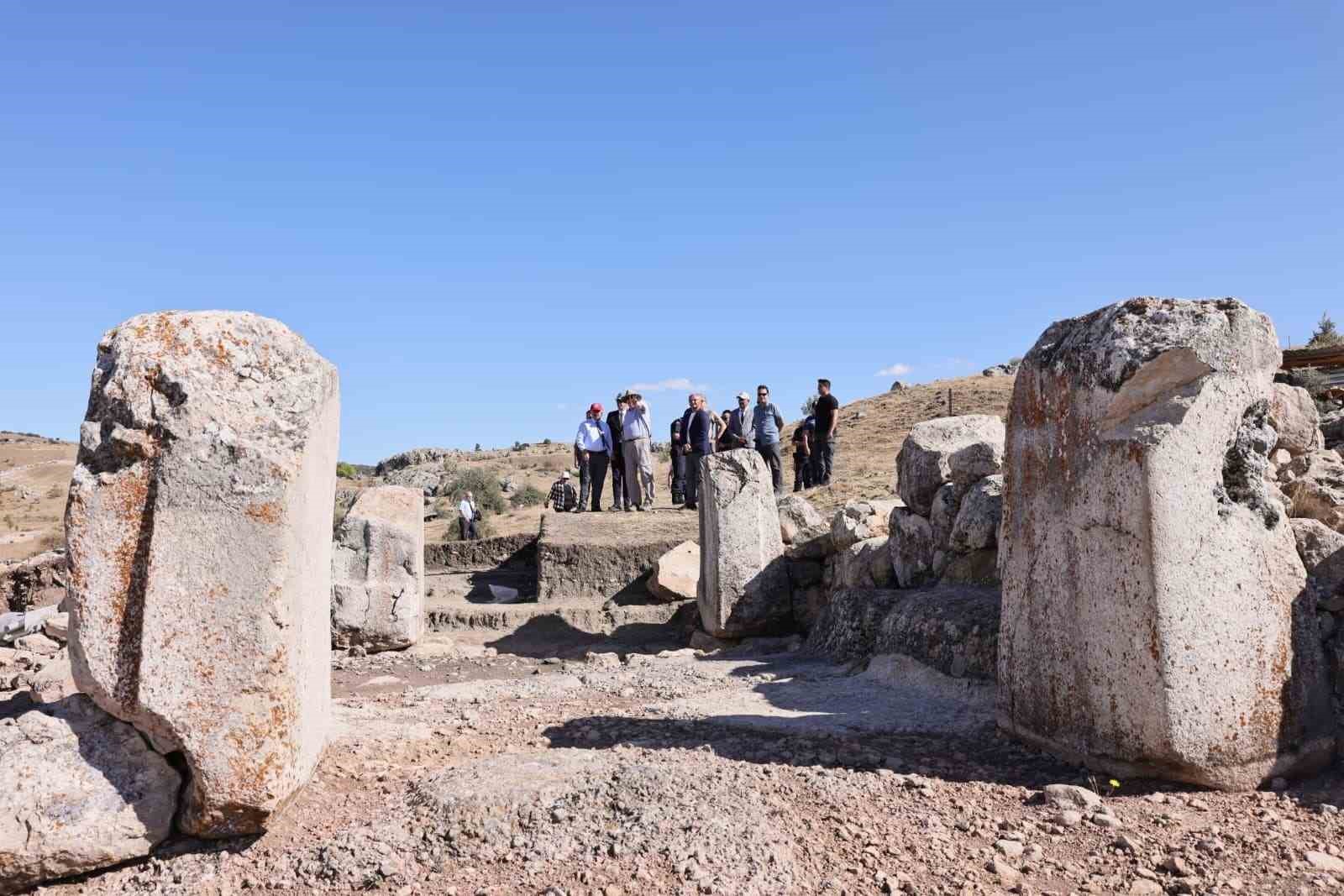 vali-calgan-hattusada-bugune-kadar-cok-onemli-eserler-bulundu-ve-halen-kazi-calismalari-devam-ediyor