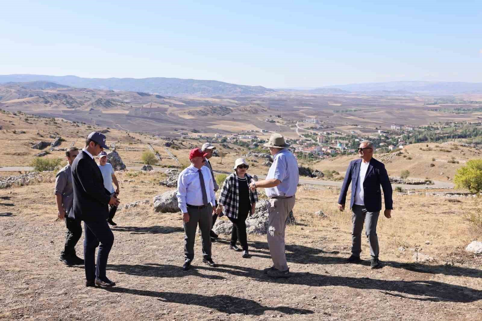vali-calgan-hattusada-bugune-kadar-cok-onemli-eserler-bulundu-ve-halen-kazi-calismalari-devam-ediyor