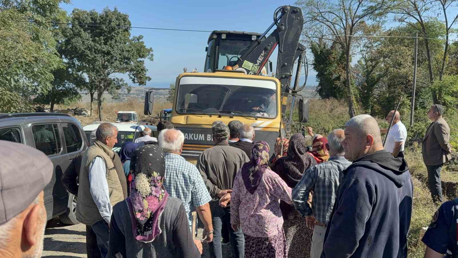 vatandaslar-hayvan-barinagina-karsi-is-makinesinin-onunu-kesti