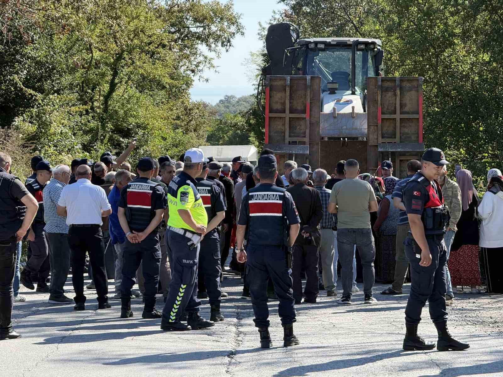 vatandaslar-hayvan-barinagina-karsi-is-makinesinin-onunu-kesti