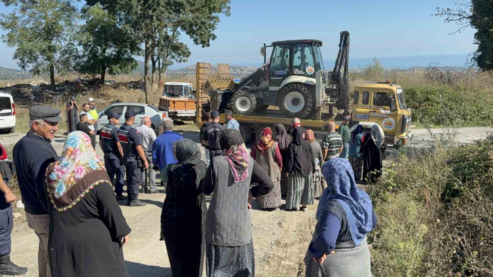 vatandaslar-hayvan-barinagina-karsi-is-makinesinin-onunu-kesti