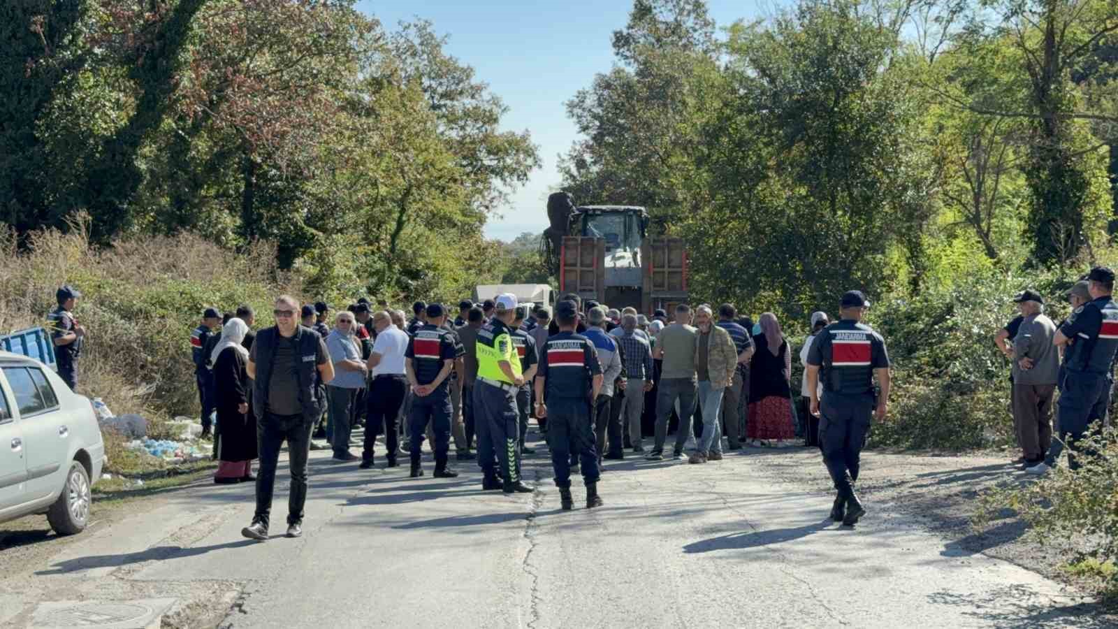 vatandaslar-hayvan-barinagina-karsi-is-makinesinin-onunu-kesti