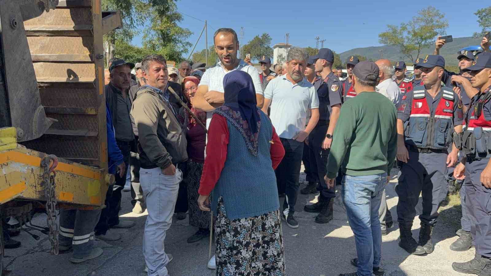 vatandaslar-hayvan-barinagina-karsi-is-makinesinin-onunu-kesti
