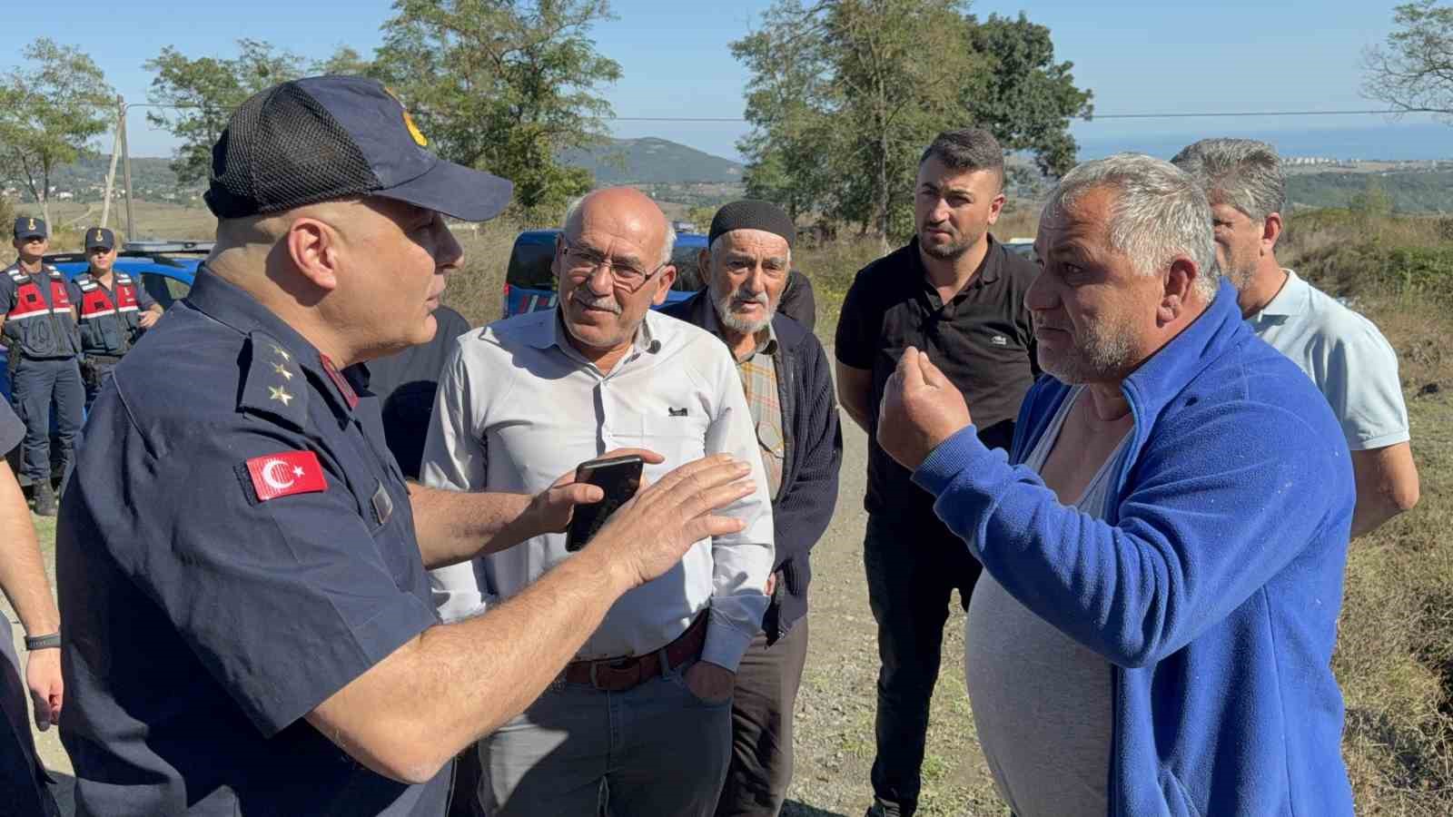 vatandaslar-hayvan-barinagina-karsi-is-makinesinin-onunu-kesti