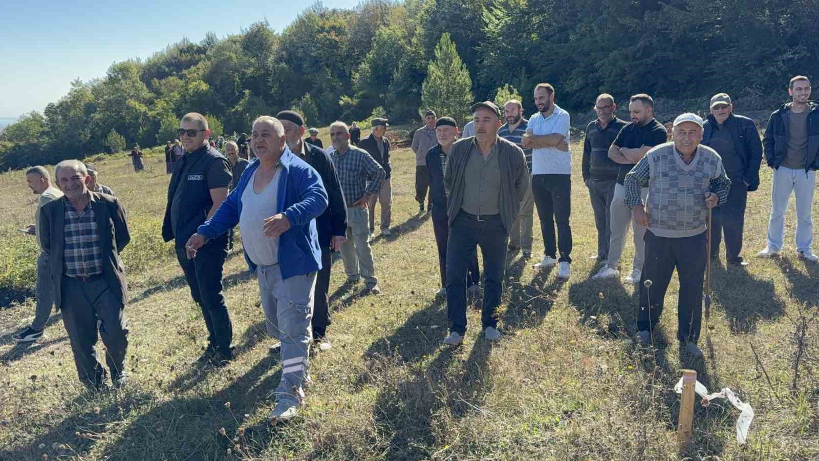 vatandaslar-hayvan-barinagina-karsi-is-makinesinin-onunu-kesti