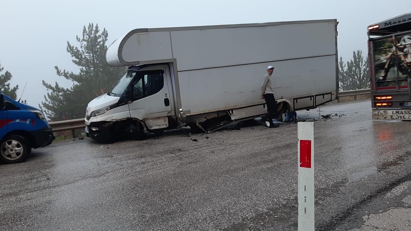yagis-kazayi-beraberinde-getirdi-karavan-otomobille-carpisti