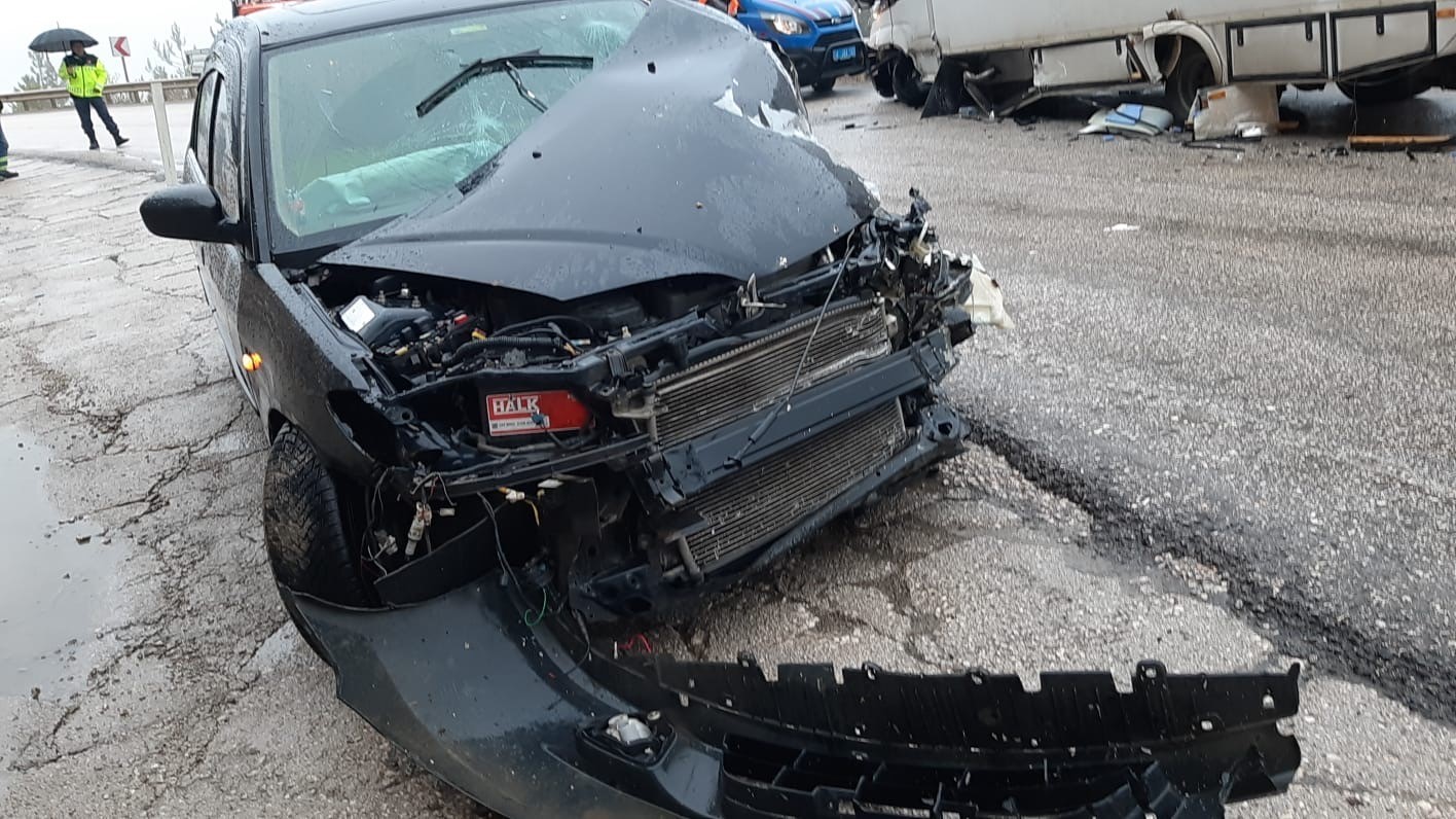 yagis-kazayi-beraberinde-getirdi-karavan-otomobille-carpisti