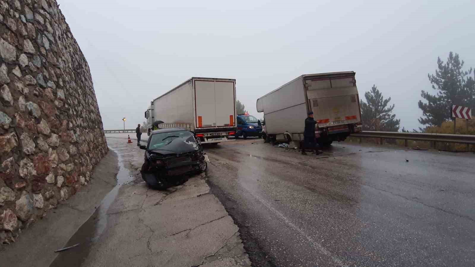 yagis-kazayi-beraberinde-getirdi-karavan-otomobille-carpisti