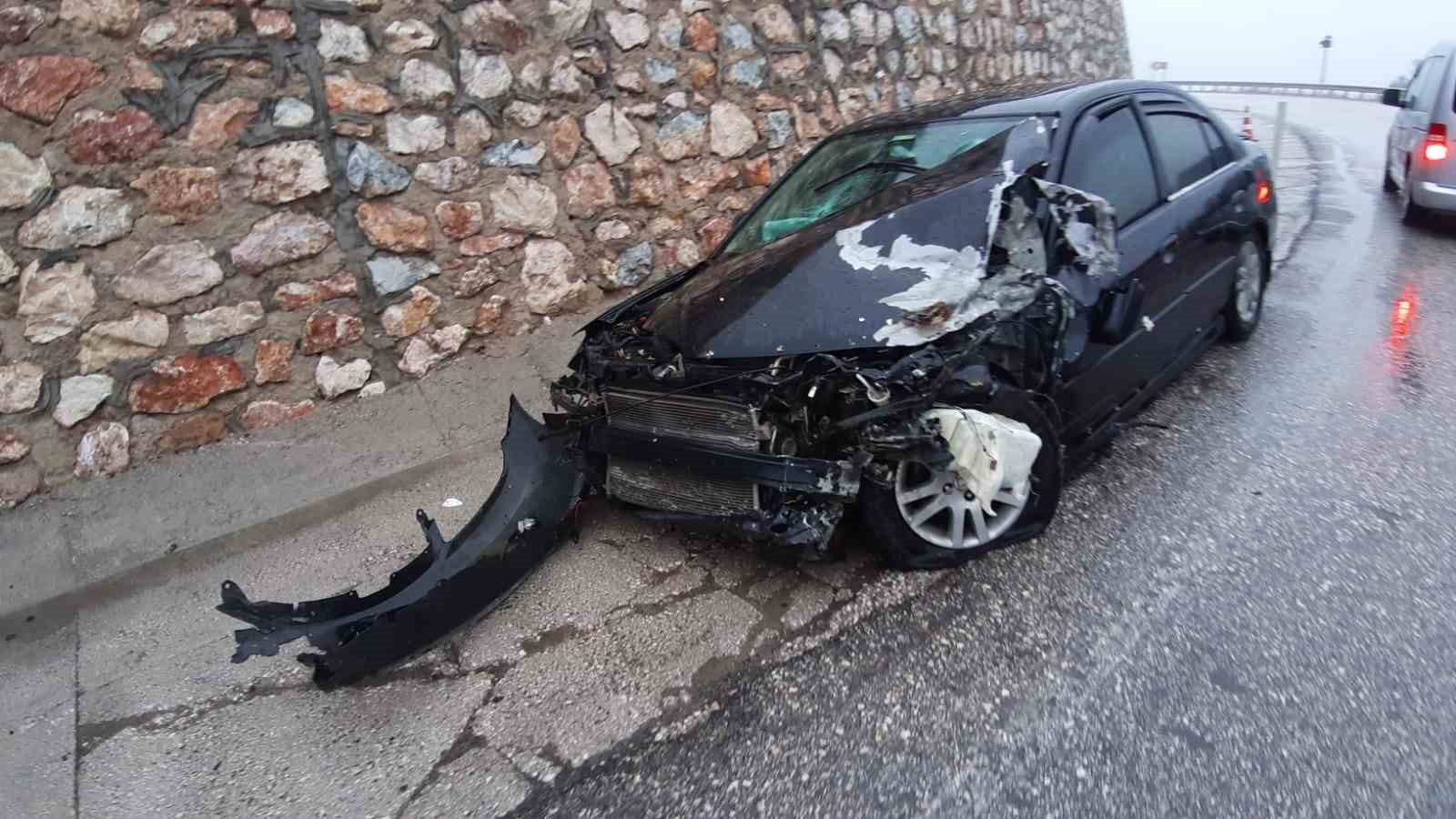 yagis-kazayi-beraberinde-getirdi-karavan-otomobille-carpisti