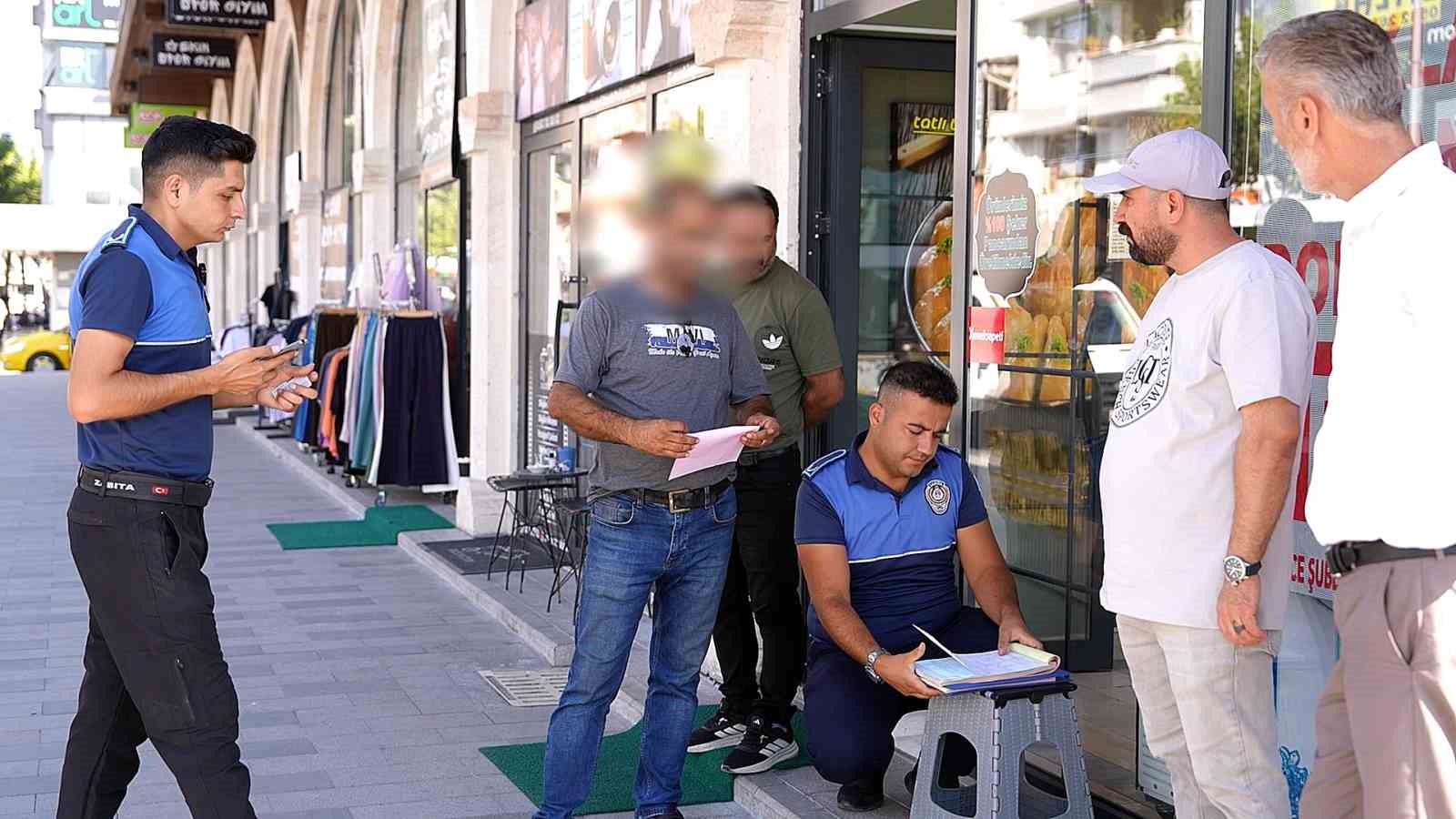 yaka-kamerali-zabita-yere-cop-atani-affetmiyor