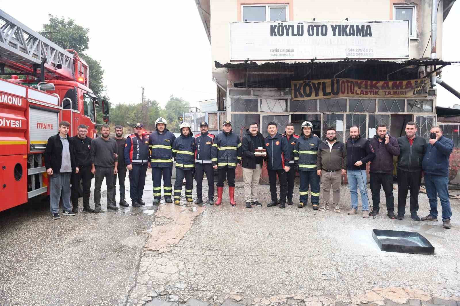 yangin-ihbarina-giden-itfaiyecileri-pastayla-karsiladilar