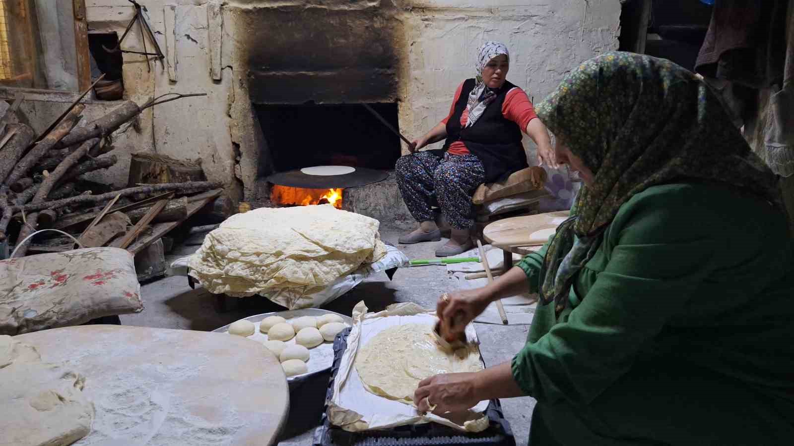 yaptigi-yoresel-lezzetlerle-hem-evini-gecindiriyor-hem-de-kadinlara-istihdam-sagliyor