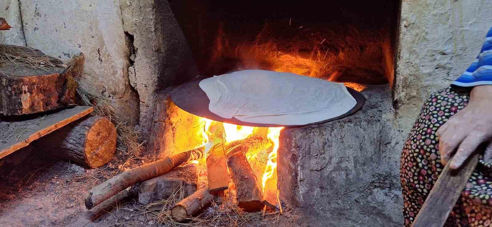 yaptigi-yoresel-lezzetlerle-hem-evini-gecindiriyor-hem-de-kadinlara-istihdam-sagliyor