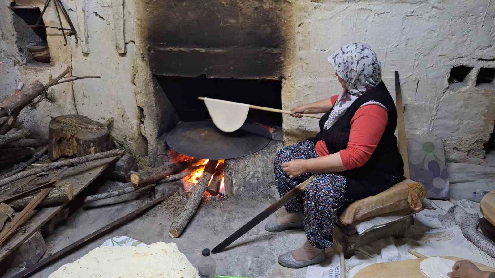 yaptigi-yoresel-lezzetlerle-hem-evini-gecindiriyor-hem-de-kadinlara-istihdam-sagliyor