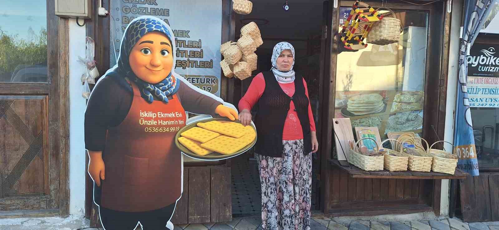 yaptigi-yoresel-lezzetlerle-hem-evini-gecindiriyor-hem-de-kadinlara-istihdam-sagliyor
