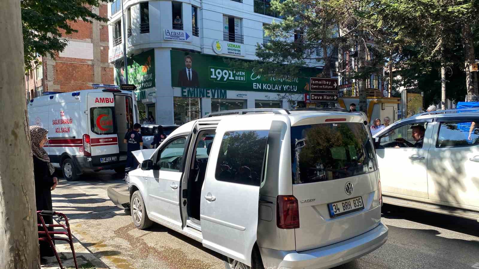 yayaya-yol-vermek-icin-duran-otomobile-hafif-ticari-arac-carpti-2-yarali