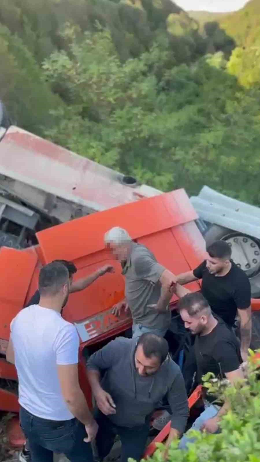 zonguldak-eregli-kara-yolunda-tir-devrildi-1-yarali
