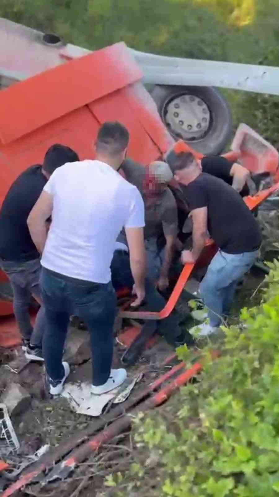 zonguldak-eregli-kara-yolunda-tir-devrildi-1-yarali