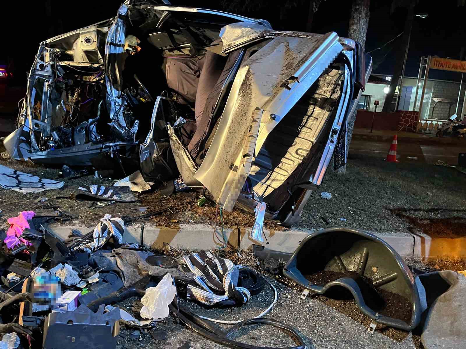 agaca-carpan-otomobil-hurdaya-dondu-surucusu-hayatini-kaybetti