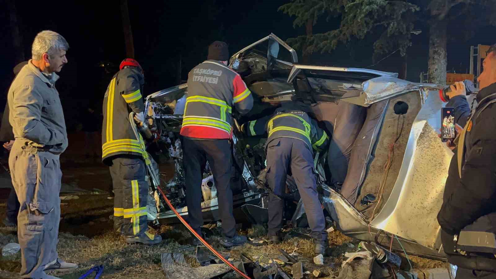 agaca-carpan-otomobil-hurdaya-dondu-surucusu-hayatini-kaybetti