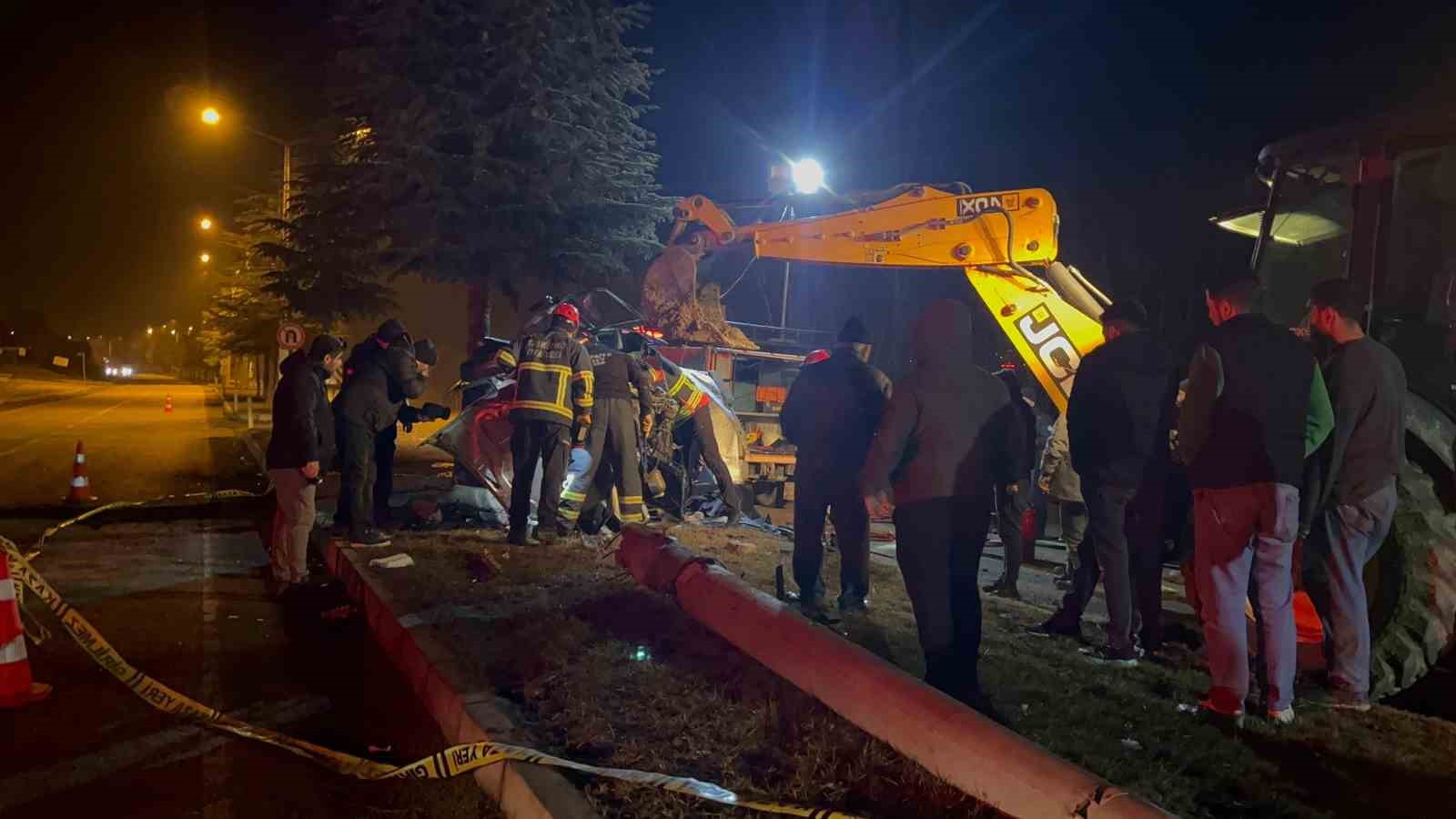 agaca-carpan-otomobil-hurdaya-dondu-surucusu-hayatini-kaybetti