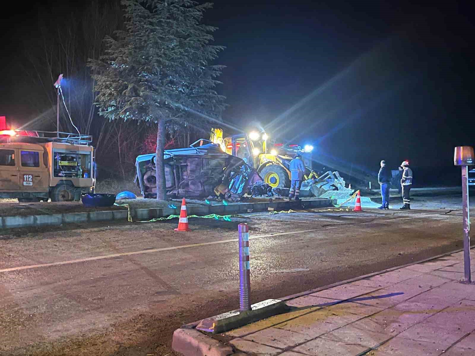 agaca-carpan-otomobil-hurdaya-dondu-surucusu-hayatini-kaybetti