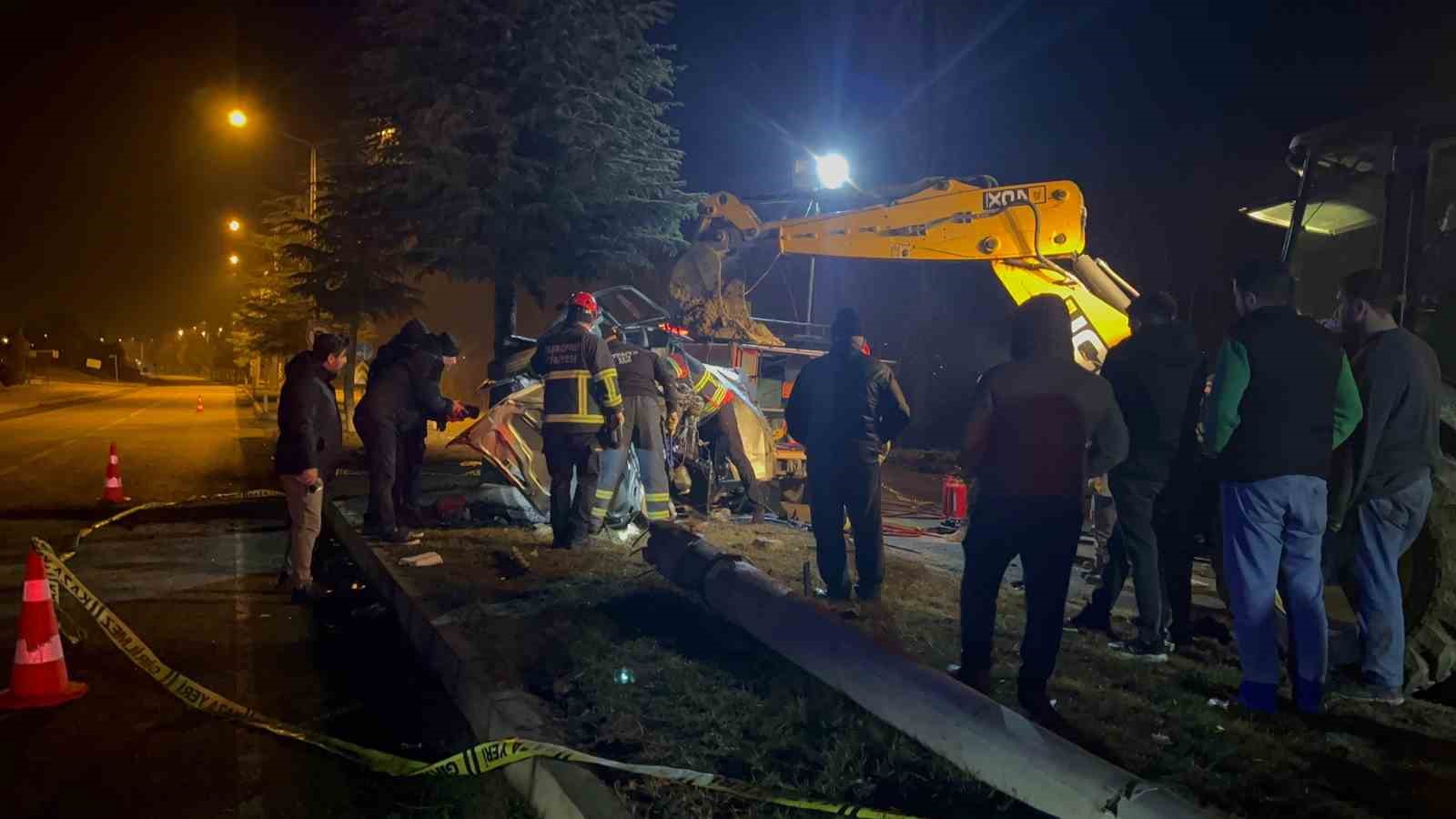 agaca-carpan-otomobil-hurdaya-dondu-surucusu-hayatini-kaybetti