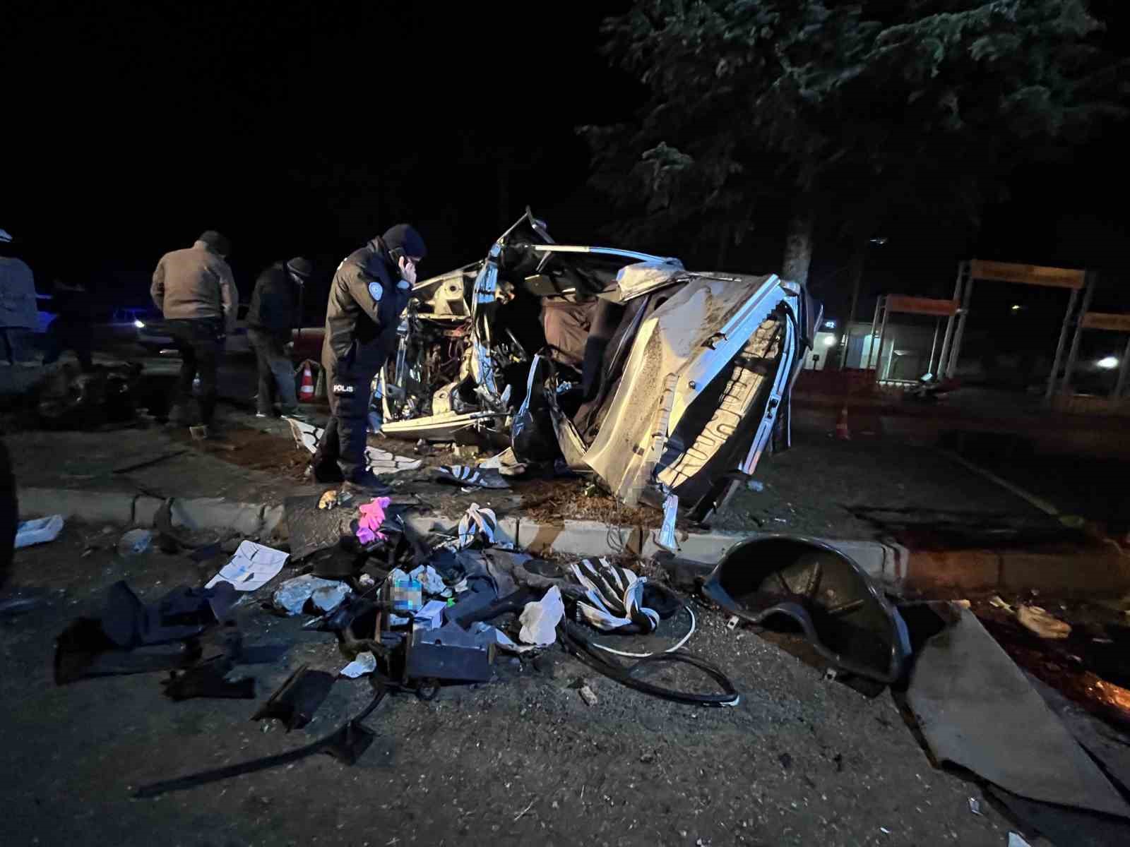 agaca-carpan-otomobil-hurdaya-dondu-surucusu-hayatini-kaybetti