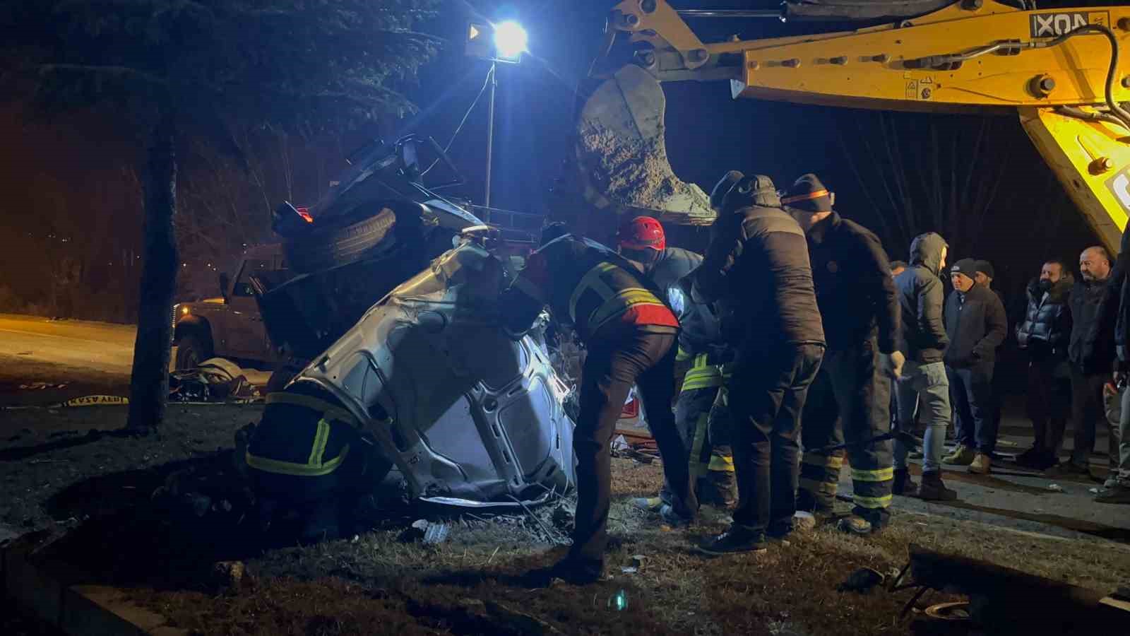 agaca-carpan-otomobil-hurdaya-dondu-surucusu-hayatini-kaybetti