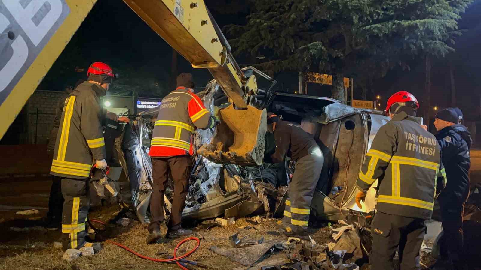 agaca-carpan-otomobil-hurdaya-dondu-surucusu-hayatini-kaybetti