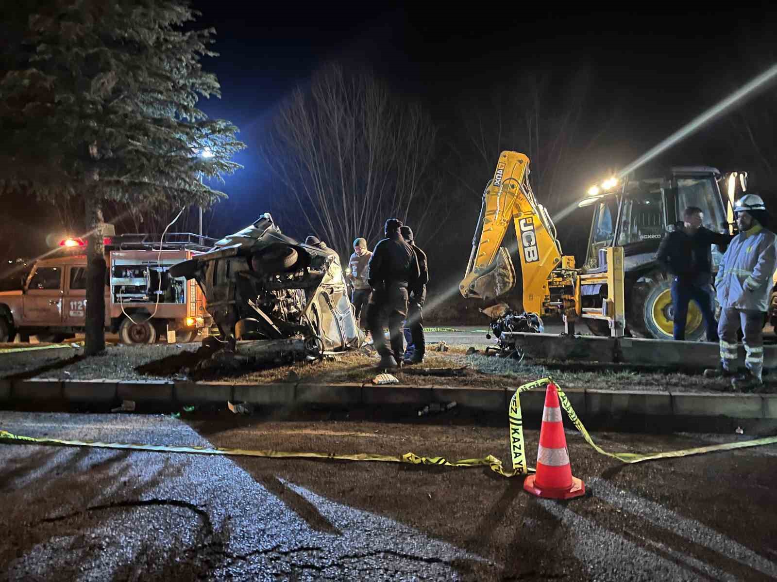 agaca-carpan-otomobil-hurdaya-dondu-surucusu-hayatini-kaybetti