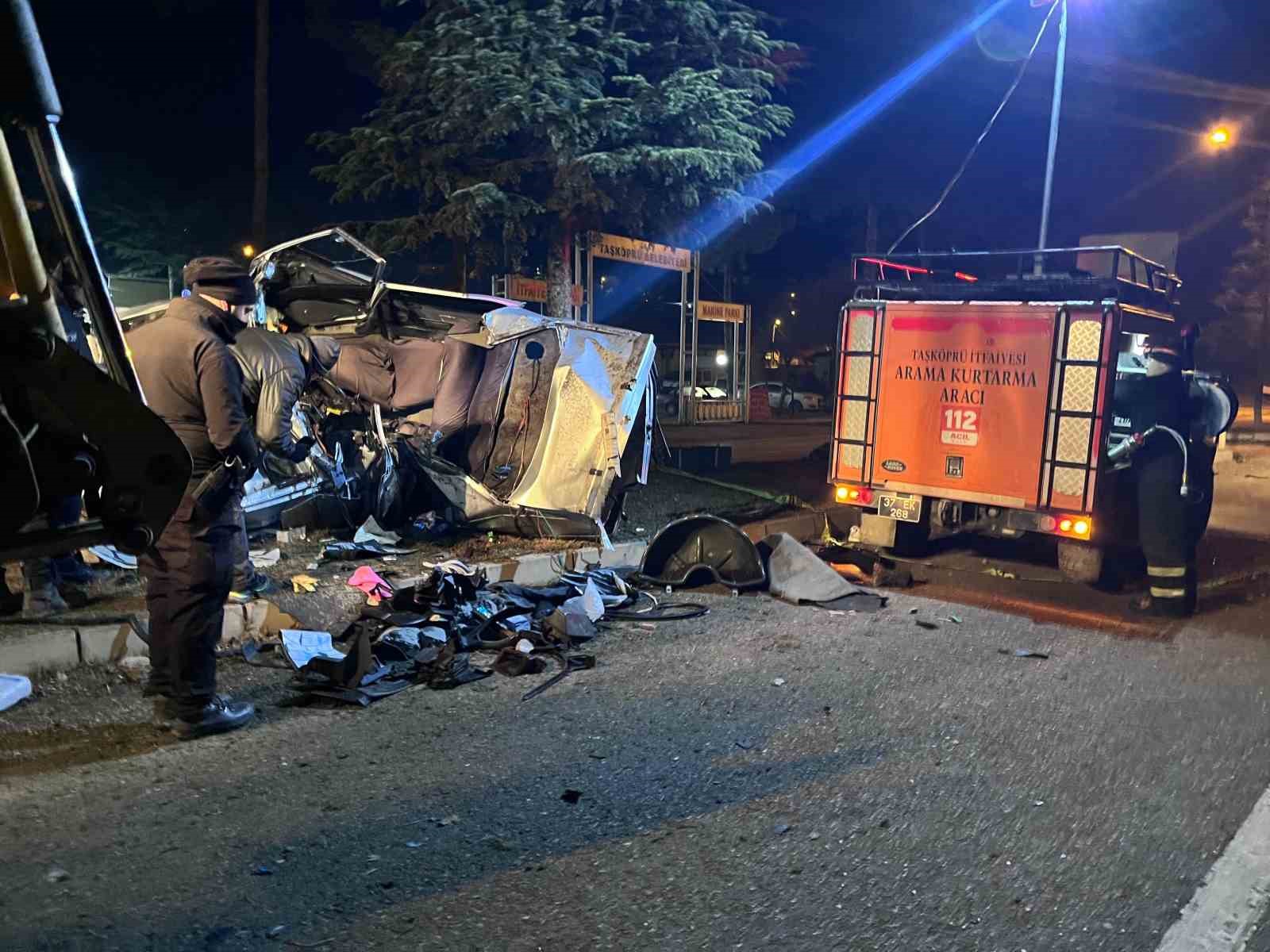 agaca-carpan-otomobil-hurdaya-dondu-surucusu-hayatini-kaybetti