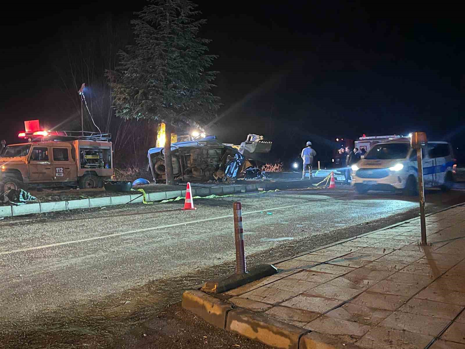 agaca-carpan-otomobil-hurdaya-dondu-surucusu-hayatini-kaybetti