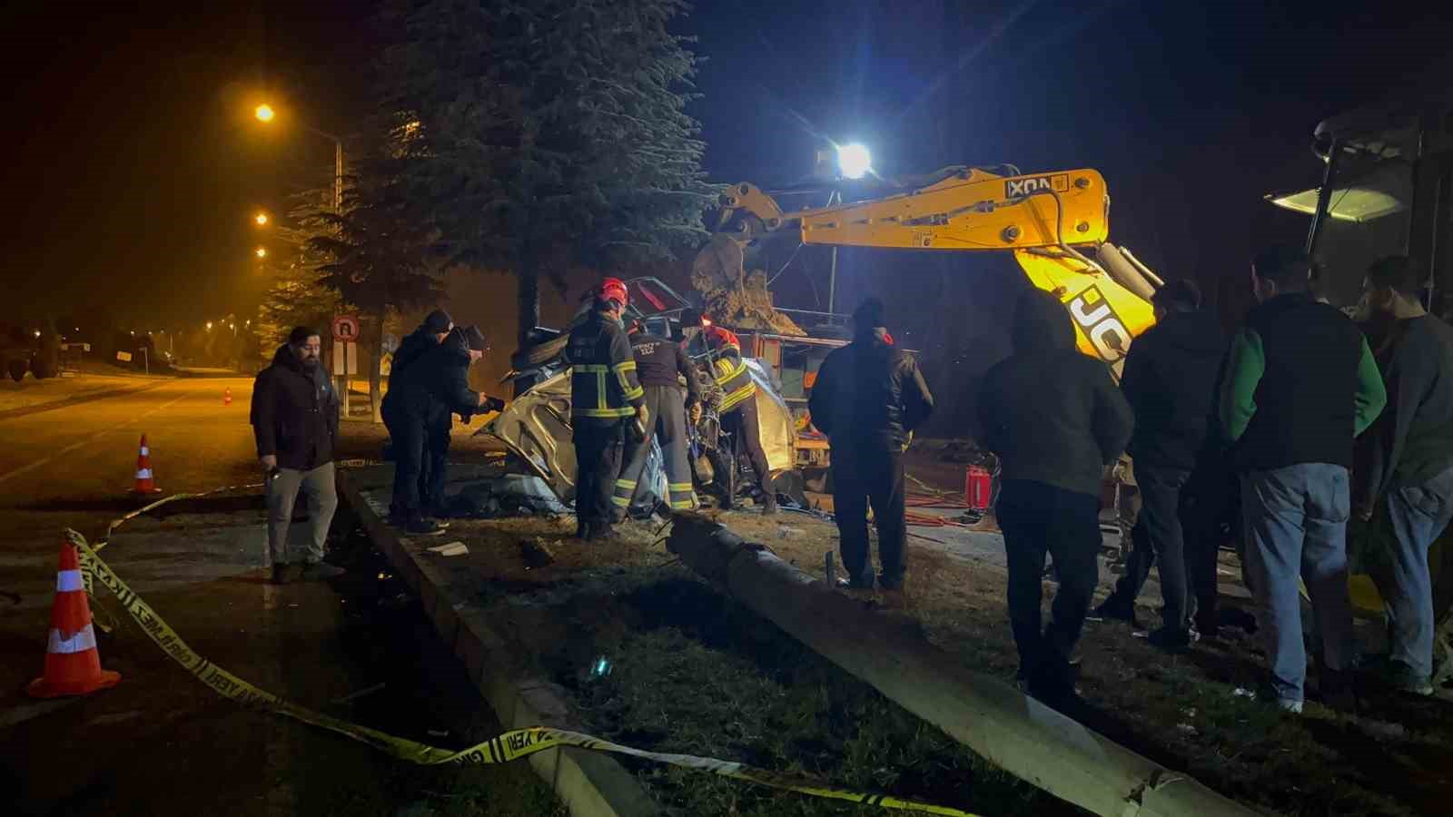 agaca-carpan-otomobil-hurdaya-dondu-surucusu-hayatini-kaybetti