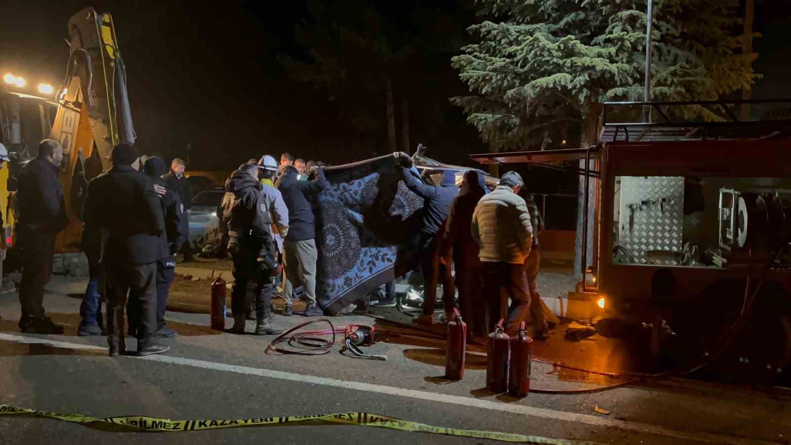 agaca-carpan-otomobil-hurdaya-dondu-surucusu-hayatini-kaybetti