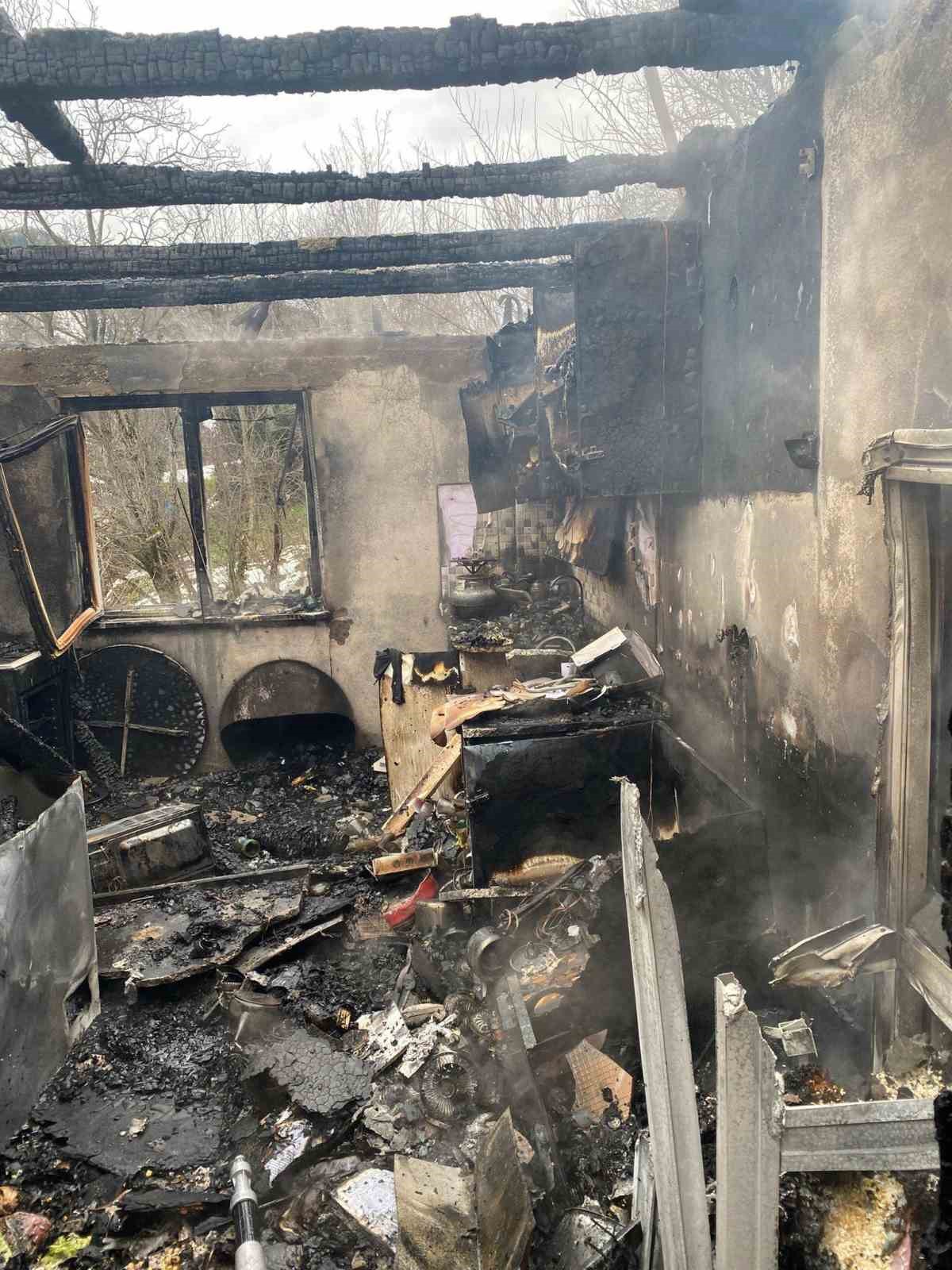 alevlere-teslim-olan-ev-kullanilmaz-hale-geldi