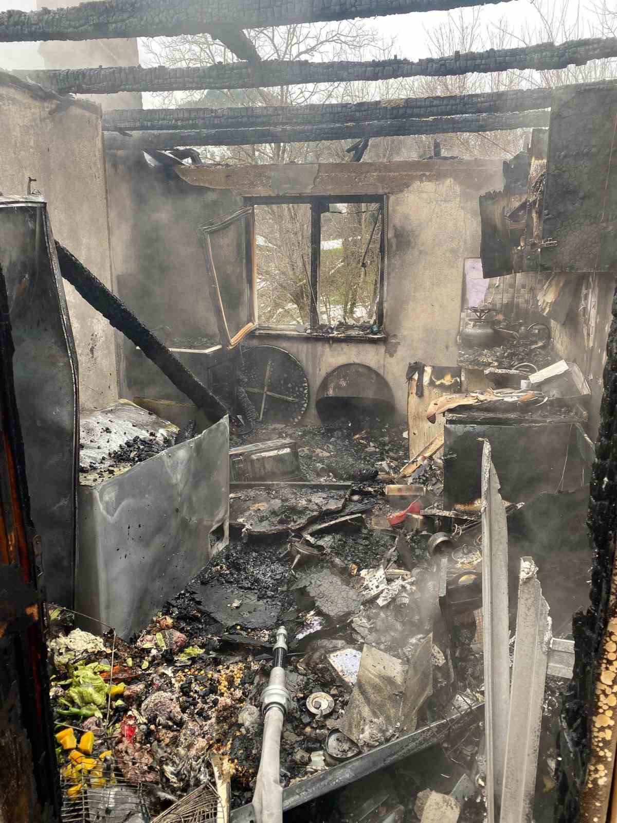 alevlere-teslim-olan-ev-kullanilmaz-hale-geldi