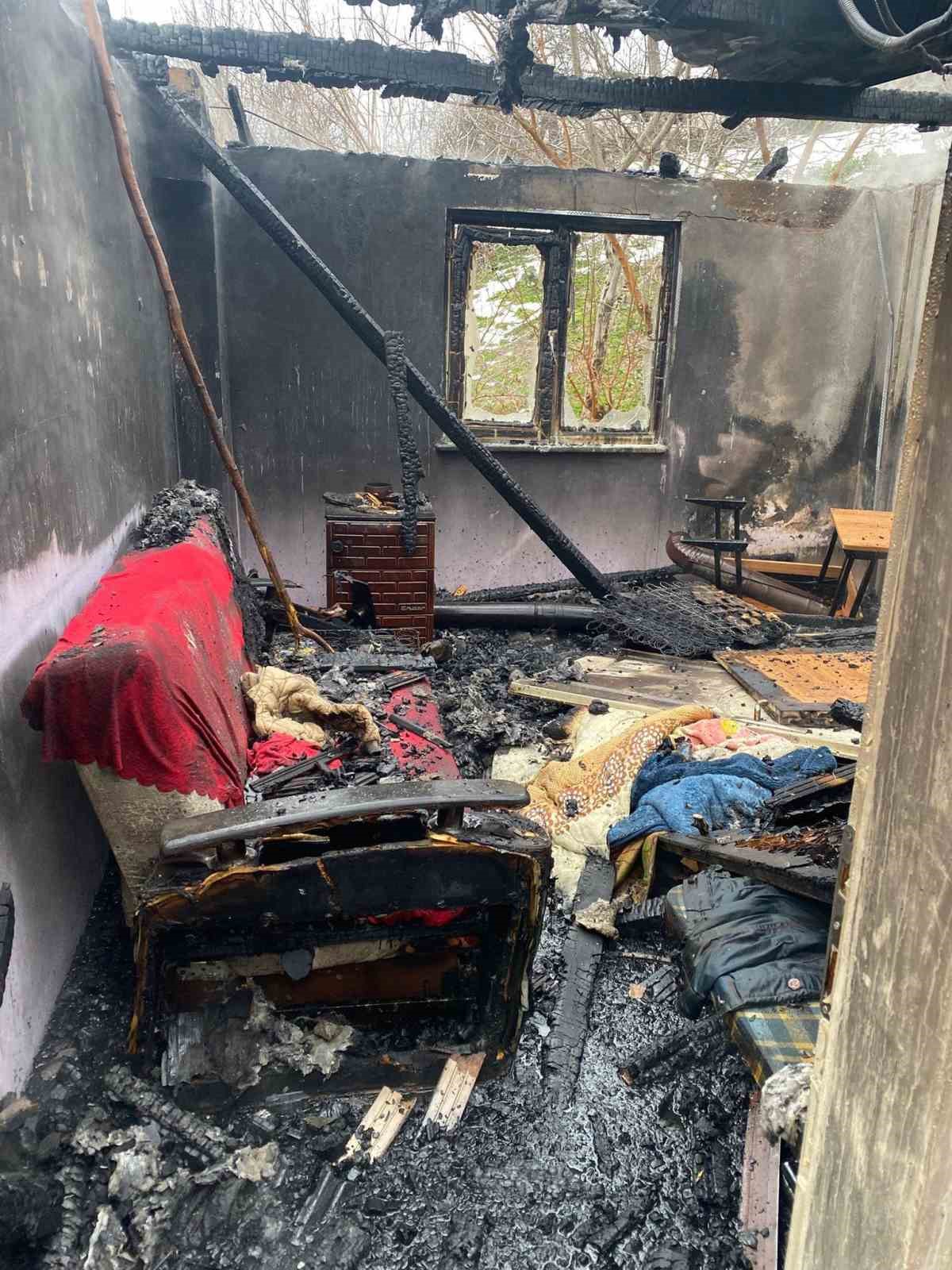 alevlere-teslim-olan-ev-kullanilmaz-hale-geldi