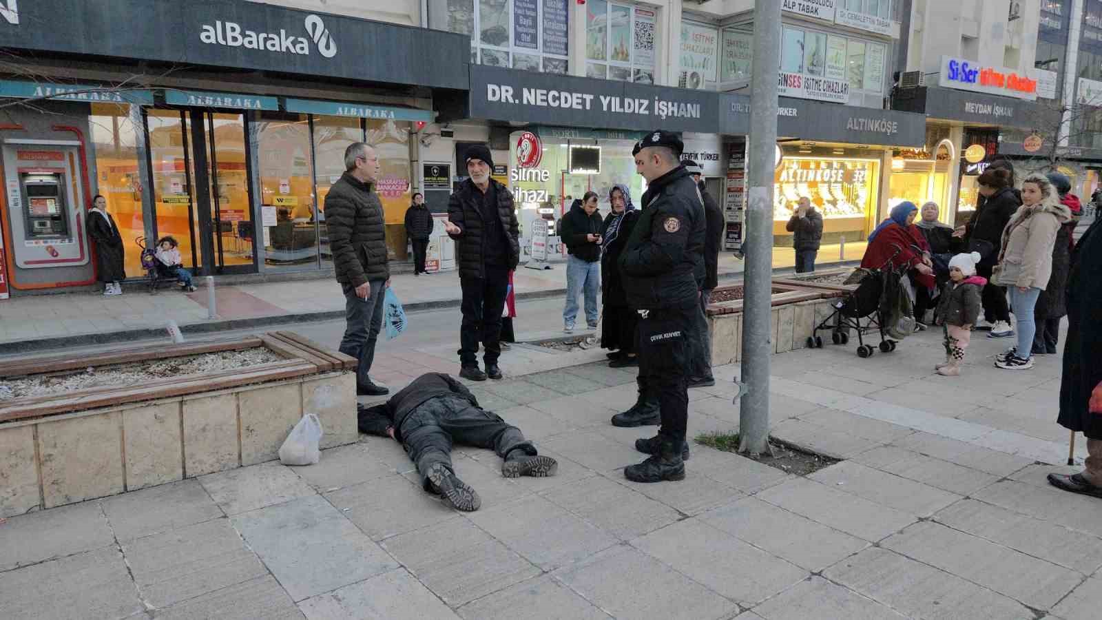 alkol-komasina-giren-adam-banktan-yere-yigildi