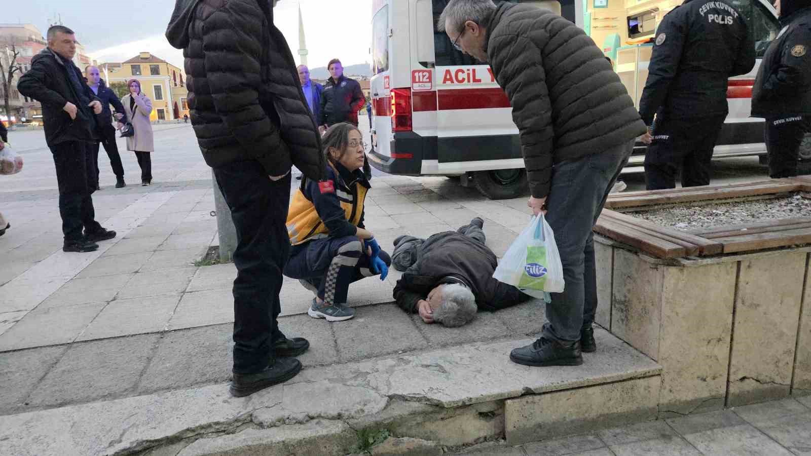 alkol-komasina-giren-adam-banktan-yere-yigildi