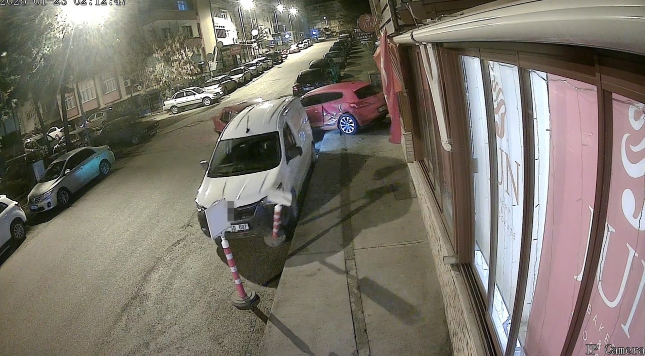 alkollu-surucu-park-halindeki-5-araca-carpip-kacti