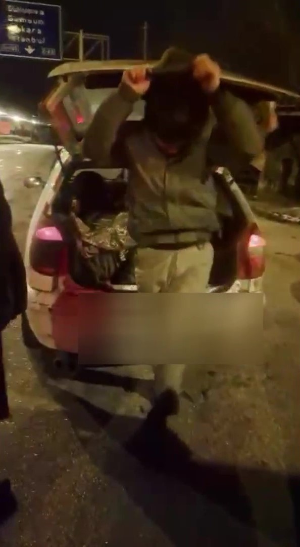 amasyada-durdurulan-otomobilden-5-kacak-gocmen-cikti