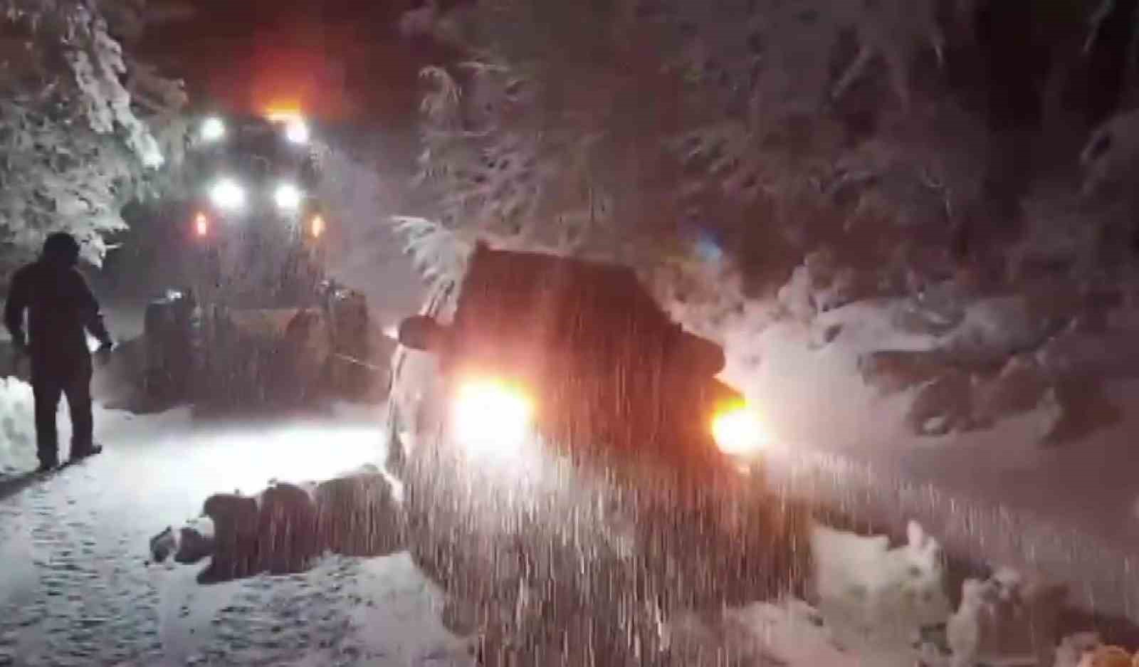 amasyada-karli-dag-yolunda-mahsur-kalan-aile-greyderle-kurtarildi