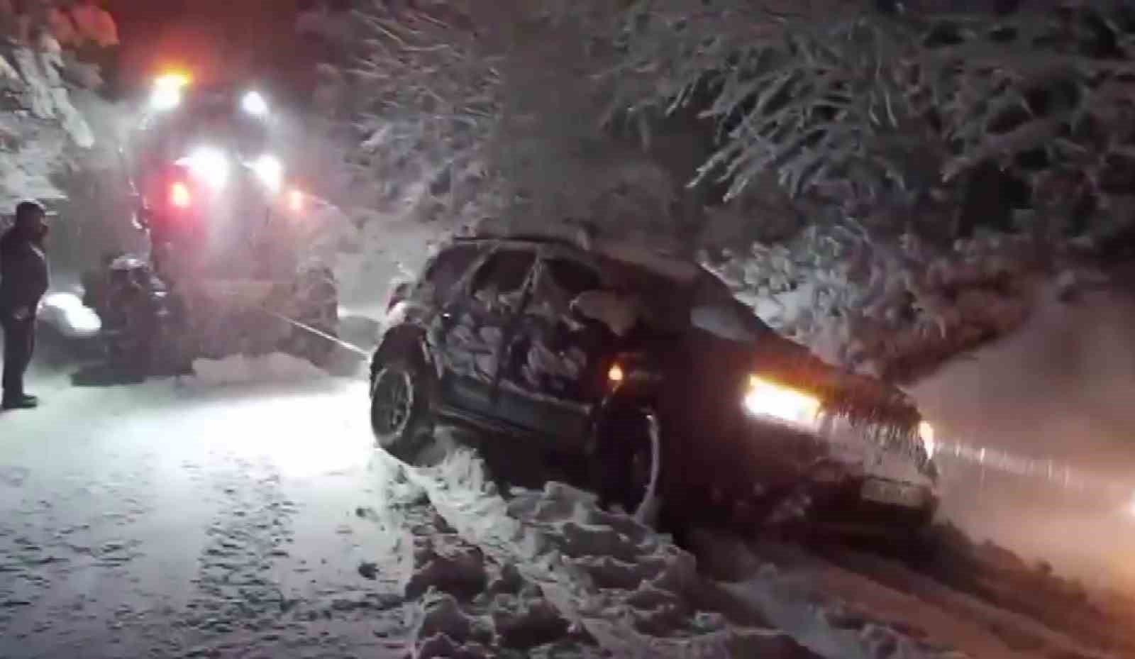 amasyada-karli-dag-yolunda-mahsur-kalan-aile-greyderle-kurtarildi