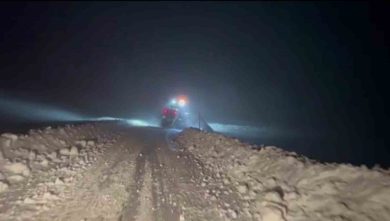 amasyada-karli-dag-yolunda-mahsur-kalan-aile-greyderle-kurtarildi