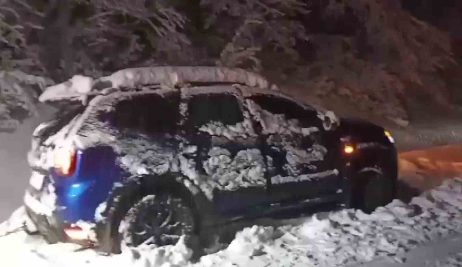 amasyada-karli-dag-yolunda-mahsur-kalan-aile-greyderle-kurtarildi