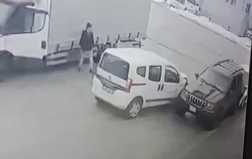 arac-muayene-istasyonunda-kaza-3-arac-hasar-gordu